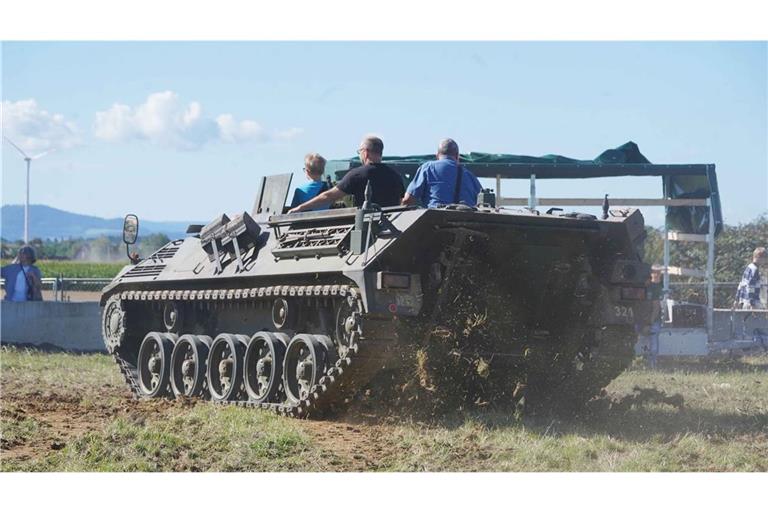 Oldtimer-Treffen auf der Ostalb: Mit ausrangierten Panzern rollten die Festbesucher über das Museumsgelände.