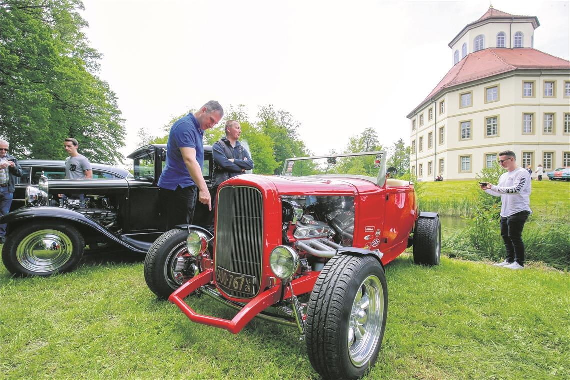 Oldtimer vor der Kulisse des Wasserschlosses: Die Parkanlage trägt zum großen Erfolg der Präsentation ganz wesentlich bei. Foto: A. Becher