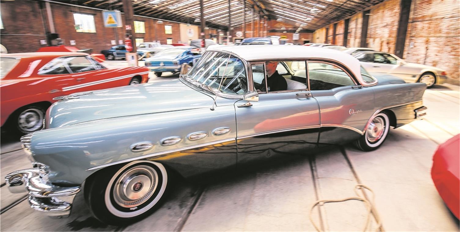 Eine Herberge für schmucke Oldtimer Oldtimerhalle mit Ziegelei-Ambiente: Die sanierte Kalthalle bietet Platz für über 50 Liebhaberfahrzeuge. Aus dem schmucklosen Bau wurde ein schickes Oldtimerhotel. Foto: A. Becher