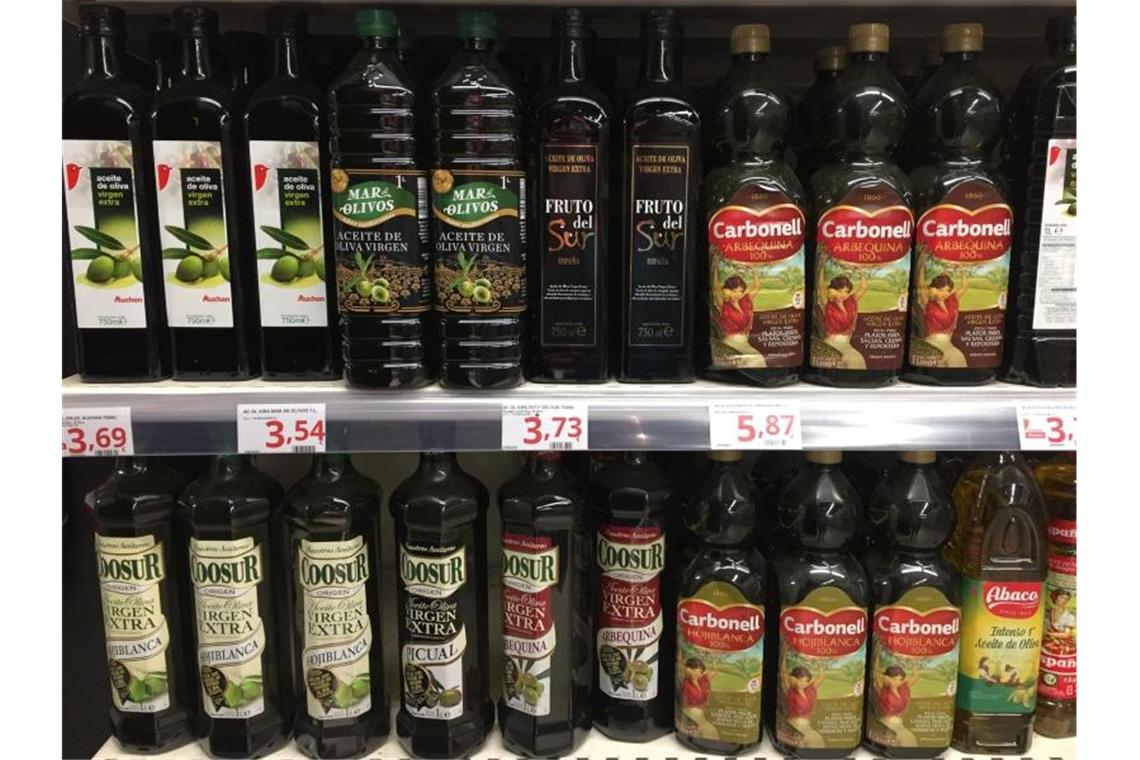 Olivenölflaschen in einem Supermarktregal. Foto: Carola Frentzen/dpa