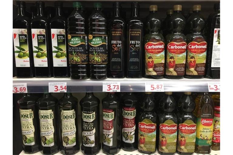 Olivenölflaschen in einem Supermarktregal. Foto: Carola Frentzen/dpa