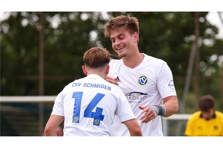 Oliver Bach (hinten) hat Grund zur Freude. Er bereitete ein Tor für den TSV Schmiden vor.