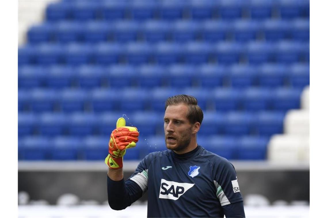 Oliver Baumann, Torwart von 1899 Hoffenheim, steht vor Beginn des Spiels auf dem Platz. Foto: Thomas Kienzle/AFP Pool/dpa/Archivbild