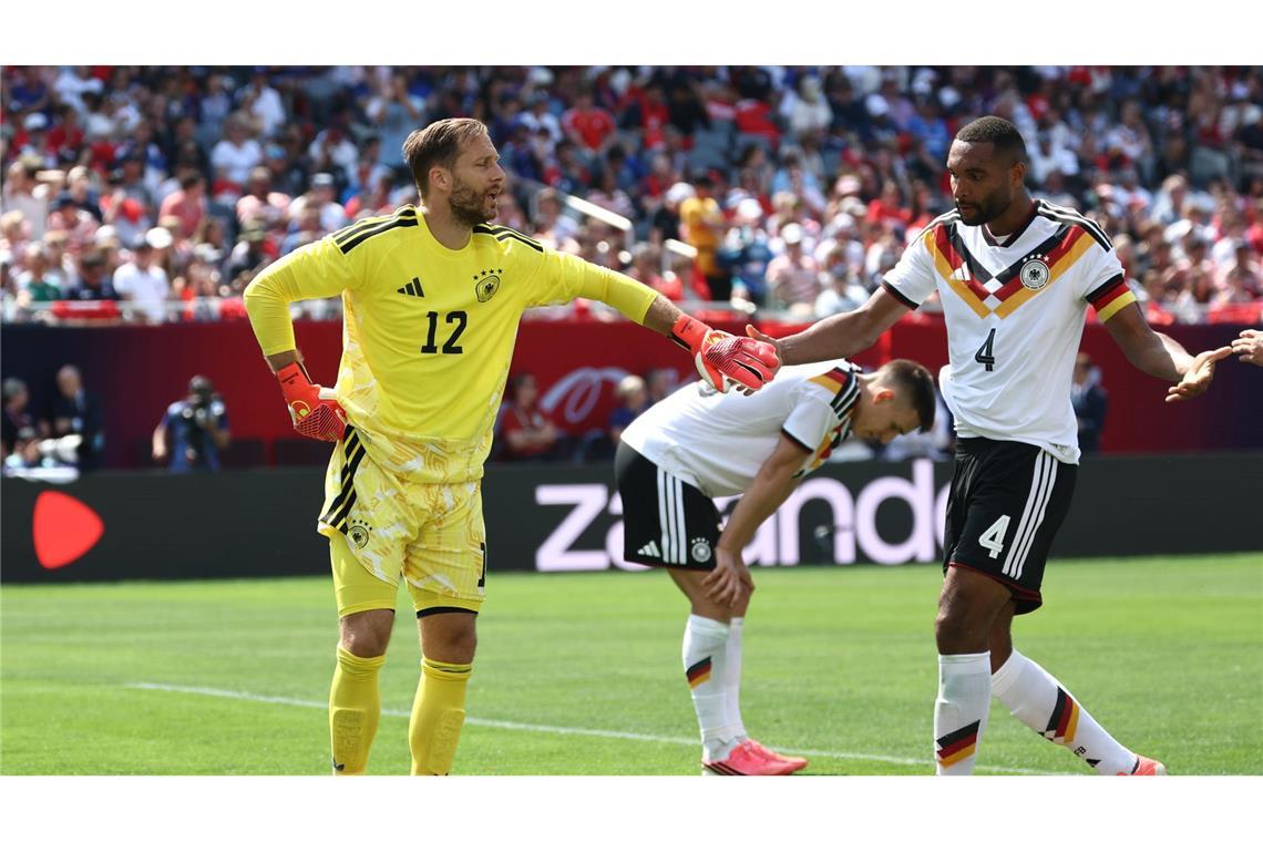 Oliver Baumann und Jonathan Tah klatschen sich im Spiel gegen die USA ab.