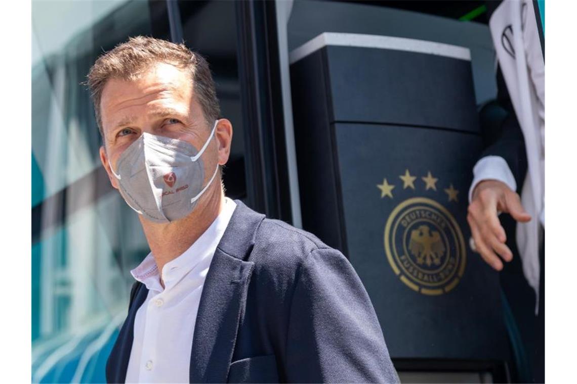 DFB-Präsidium will mit Lufthansa über Verlängerung reden Oliver Bierhoff kündigt Gespräche mit der Lufthansa an. Foto: Peter Kneffel/dpa