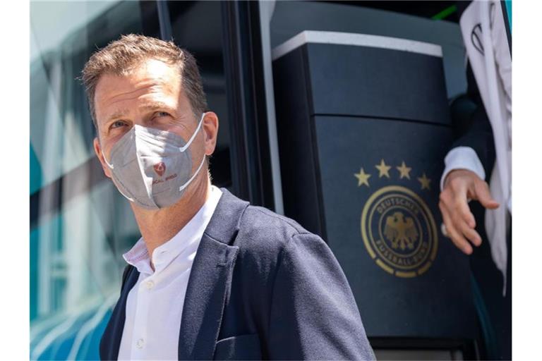 Oliver Bierhoff kündigt Gespräche mit der Lufthansa an. Foto: Peter Kneffel/dpa
