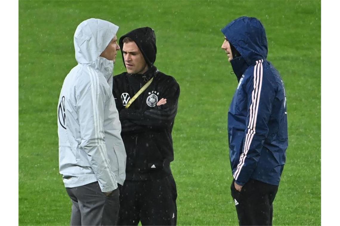 Fünf Wechsel: Mit Müller und Havertz gegen Nordmazedonien Oliver Bierhoff (l-r), Direktor Nationalmannschaften und Akademie, spricht mit Joshua Kimmich und Leon Goretzka vor dem Spiel auf dem Rasen. Foto: Federico Gambarini/dpa