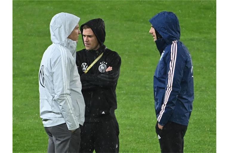 Oliver Bierhoff (l-r), Direktor Nationalmannschaften und Akademie, spricht mit Joshua Kimmich und Leon Goretzka vor dem Spiel auf dem Rasen. Foto: Federico Gambarini/dpa