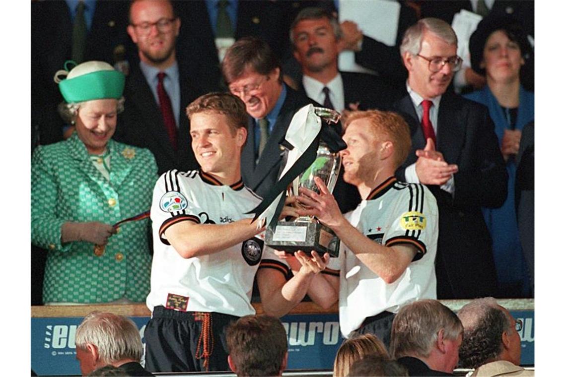 Oliver Bierhoff (M.), Matthias Sammer (r) und Co. wurden 1996 Fußball-Europameister. Foto: Oliver Multhaup/dpa