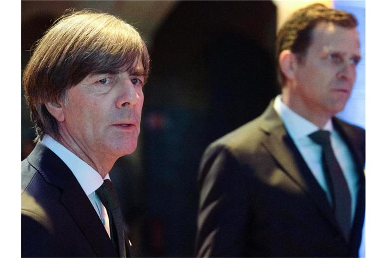 Oliver Bierhoff (r) sieht die EM als Gradmesser für die Zukunft von Bundestrainer Joachim Löw. Foto: Federico Gambarini/dpa