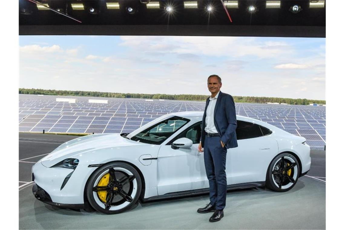 Oliver Blume, Vorstandsvorsitzender der Porsche AG, steht auf der Weltpremiere des Taycan. Foto: Patrick Pleul/dpa-Zentralbild/dpa