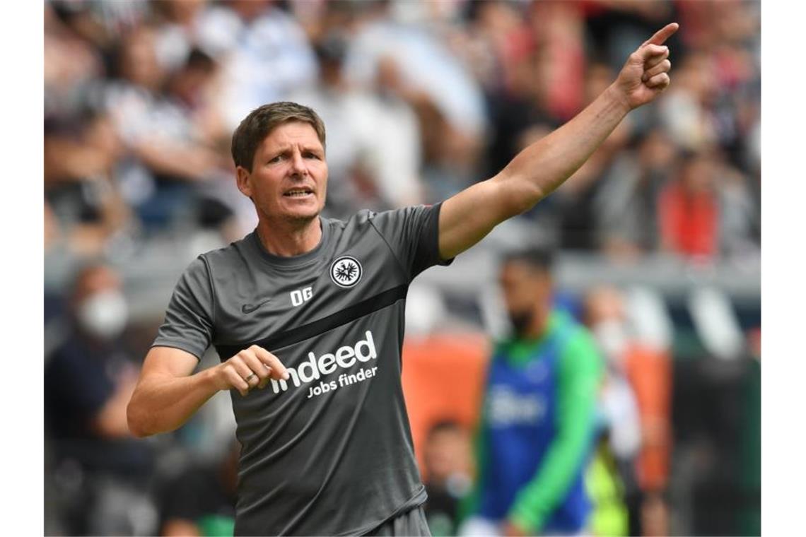 Eintracht startet mit drei Neuzugängen: Younes draußen Oliver Glasner gestikuliert. Foto: Arne Dedert/dpa/Archivbild