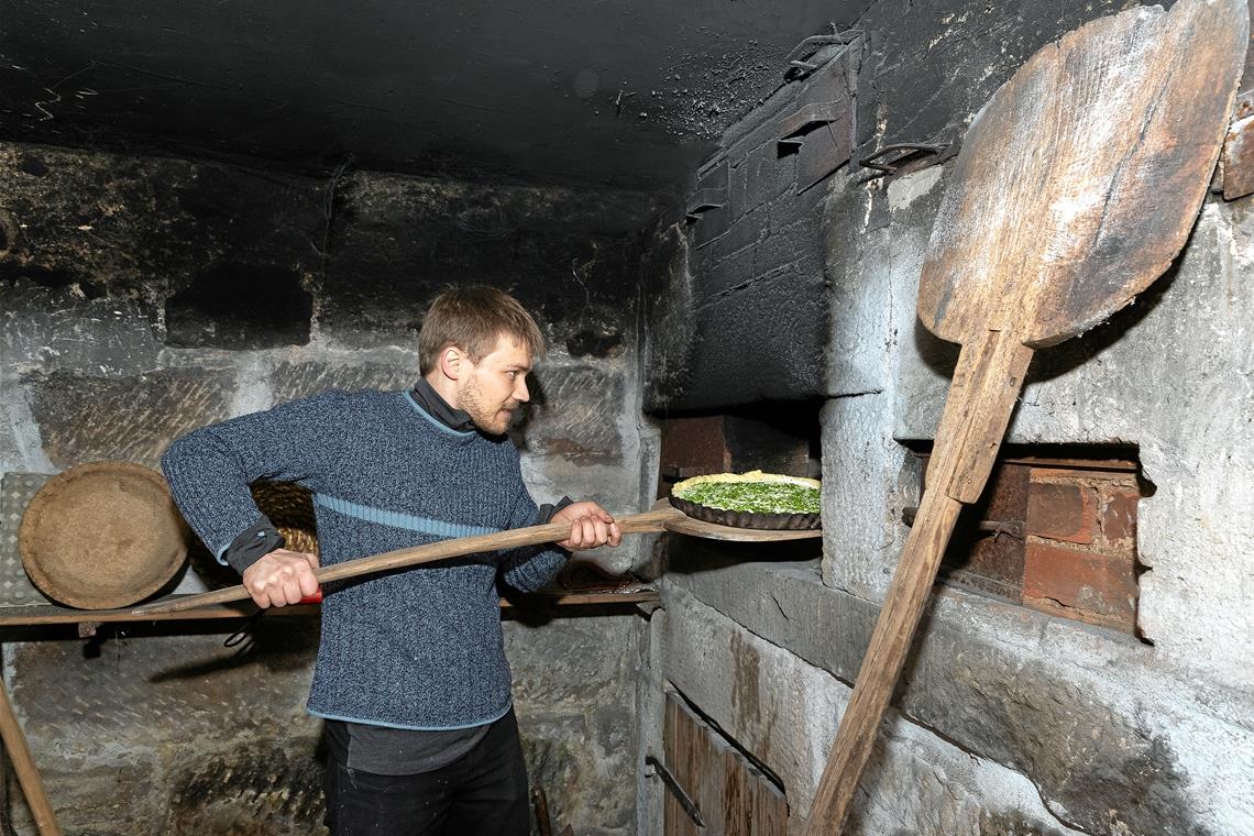 Oliver Goroll-Bromberg beim „Einschießen“ von Salzkuchen. Auch für ihn war die Kunst des Brotbackens im Holzofen Neuland. Foto: J. Fiedler