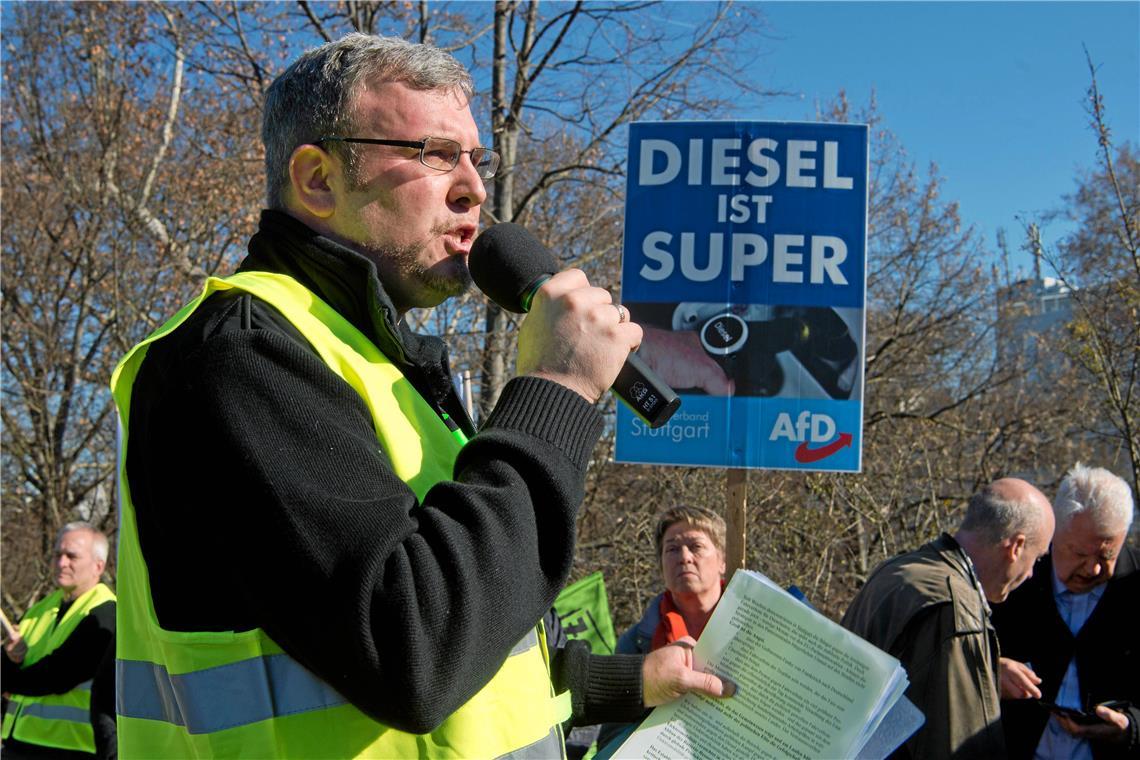 Oliver Hilburger machte früher Musik für Neonazis, heute ist er ein gefragter Redner bei rechten Kundgebungen. In Althütte tritt der Daimler-Betriebsrat als einer der Wortführer gegen die Unterbringung von Geflüchteten auf. Foto: Imago/Oliver Willikonsky