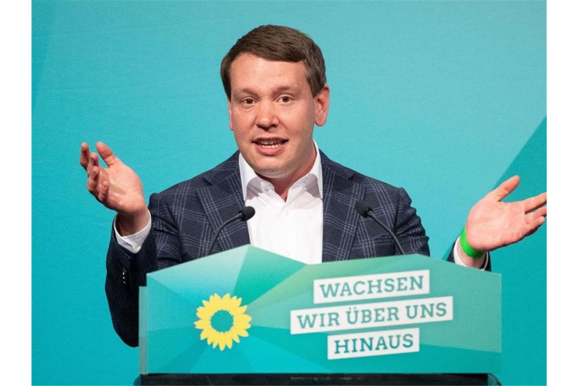 Spitze für Palmers Ausschluss: „Inszenierte Tabubrüche“ Oliver Hildenbrand, Landesvorsitzender von Bündnis 90/Die Grünen Baden-Württemberg, spricht. Foto: Marijan Murat/dpa