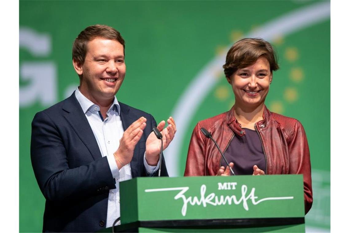Kanzlerkandidatur: Südwest-Grüne loben Solidarität Oliver Hildenbrand und Sandra Detzer, Landesvorsitzende von Bündnis 90/Die Grünen. Foto: Sebastian Gollnow/dpa/Archivbild