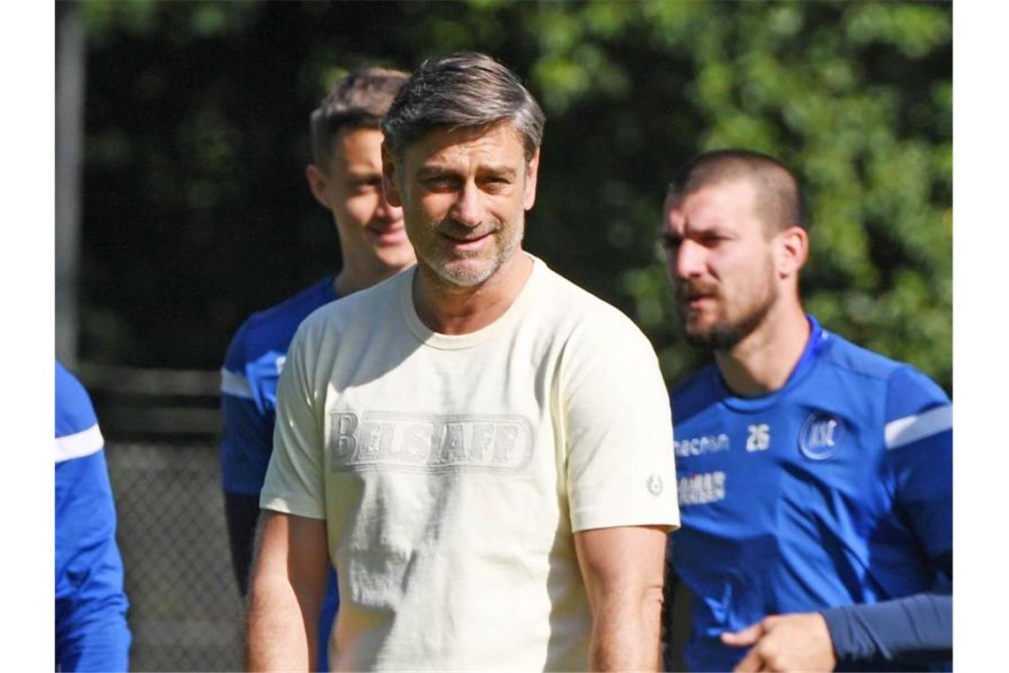 Oliver Kreuzer, Sportdirektor des Karlsruher SC, bei einem Mannschaftstraining. Foto: Uli Deck/dpa