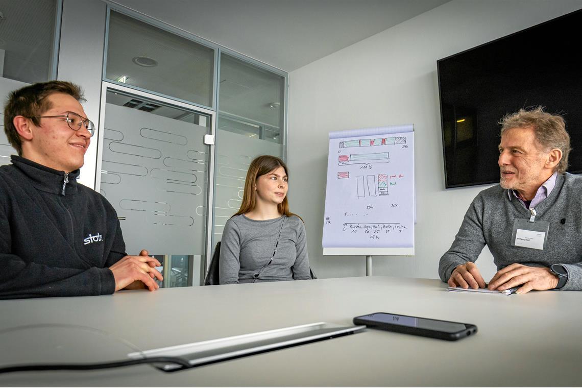 Wie blickt die Backnanger Jugend auf die Boomer? Oliver Kulik, Nina Wüst und Wolfgang Rall (von links) sprechen über Unterschiede der Generationen. Foto: Alexander Becher