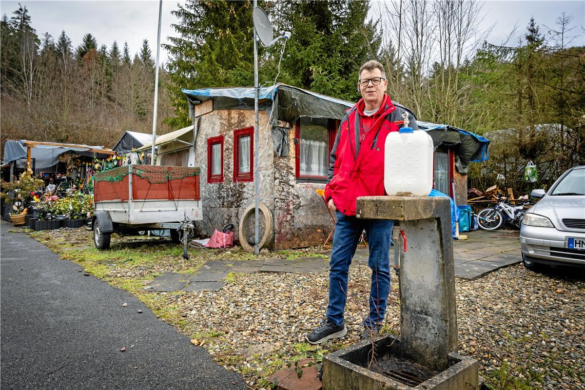 Bei Wind und Wetter auf dem Campingplatz am Waldsee Oliver Schüßbach hat die Wasserstelle zum Glück direkt vor seinem Wohnwagen. Fotos: Alexander Becher