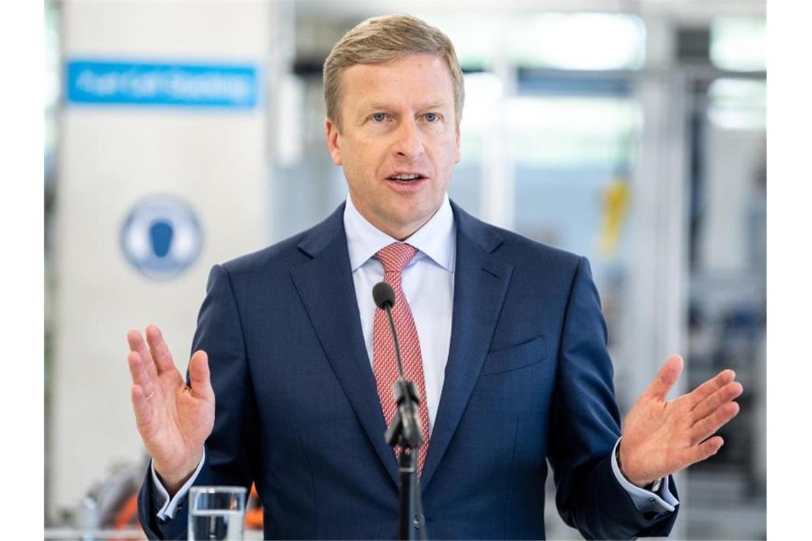 Oliver Zipse hat neue Klimaschutzziele für den Autobauer BMW verkündet. Foto: Matthias Balk/dpa