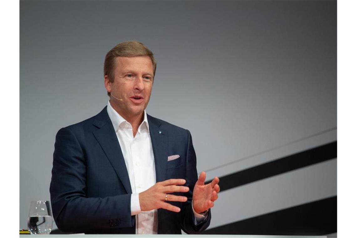 BMW-Chef: Eigenes Auto in einigen Fällen zurecht umstritten Oliver Zipse, Vorsitzender des Vorstands der BMW AG, gestikuliert während eines Redebeitrags. Foto: Sebastian Gollnow/dpa