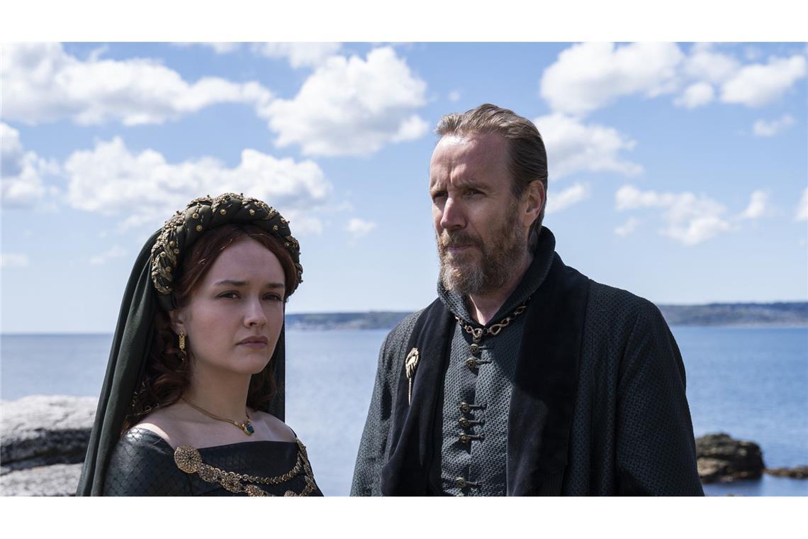 Olivia Cooke als Alicent Hightower und Rhys Ifans als Otto Hightower in der Game of Thrones-Vorgeschichte "House of the Dragon".