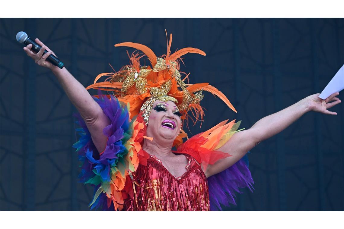 "Rainbow Festival": Mit Regenbögen und Musik gegen Hetze Olivia Jones in Köln - und in Gedanken in Budapest.