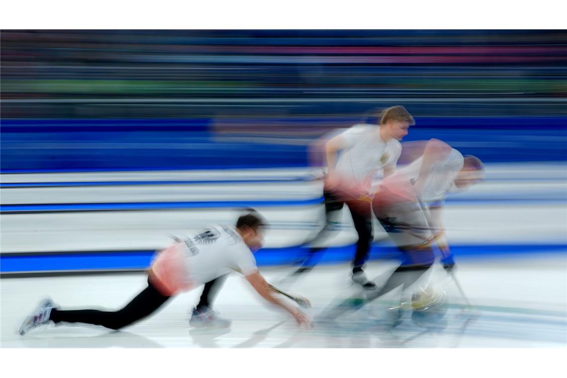 Olympia, Olympische Winterspiele Mailand Cortina 2026, Curling, Männer, Vorrunde, Tschechien - Deutschland, Spieltag 9, das deutsche Team spielt einen Stein (l-r) Marc Muskatewitz, Johannes Scheuerl und Felix Messenzehl.