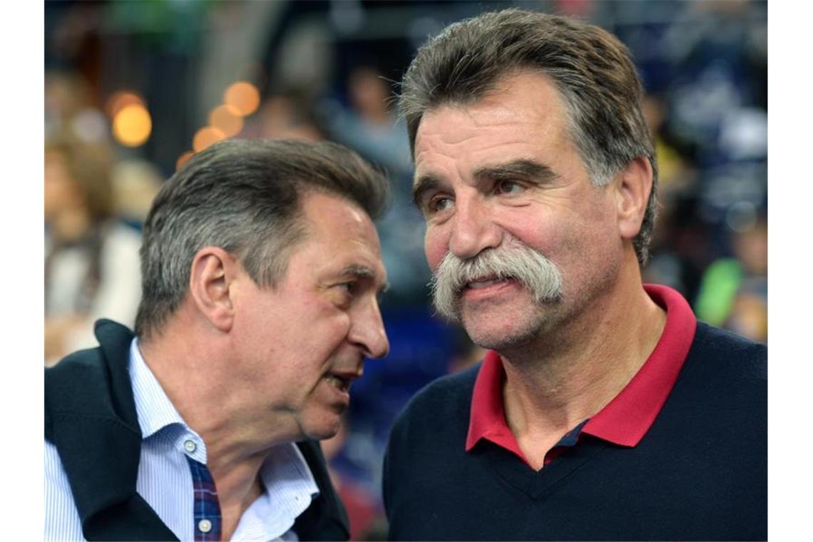 Schmidt fordert Hall-of-Fame-Platz für DDR-Handballer Olympiasieger Wieland Schmidt (l) und Weltmeister Heiner Brand. Foto: Hendrik Schmidt/dpa-Zentralbild/dpa