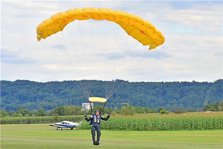 Olympionike Eberhard Gienger setzt mit seinem Fallschirm zur Landung auf dem Heininger Flugplatz an. Fotos: Tobias Sellmaier