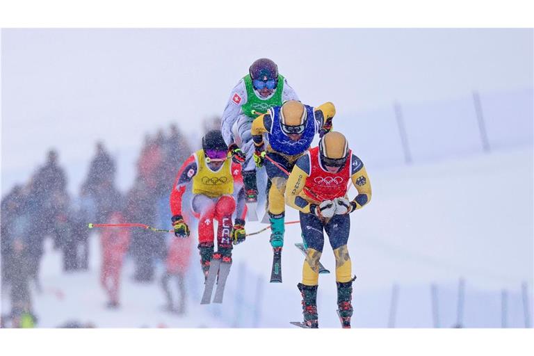 Olympische Winterspiele 2026 - Ski Freestyle, Ski Cross, Männer, Achtelfinale, Florian Wilmsmann (vorne r, Deutschland) und Cornel Renn (2.v.r, Deutschland) in Aktion.