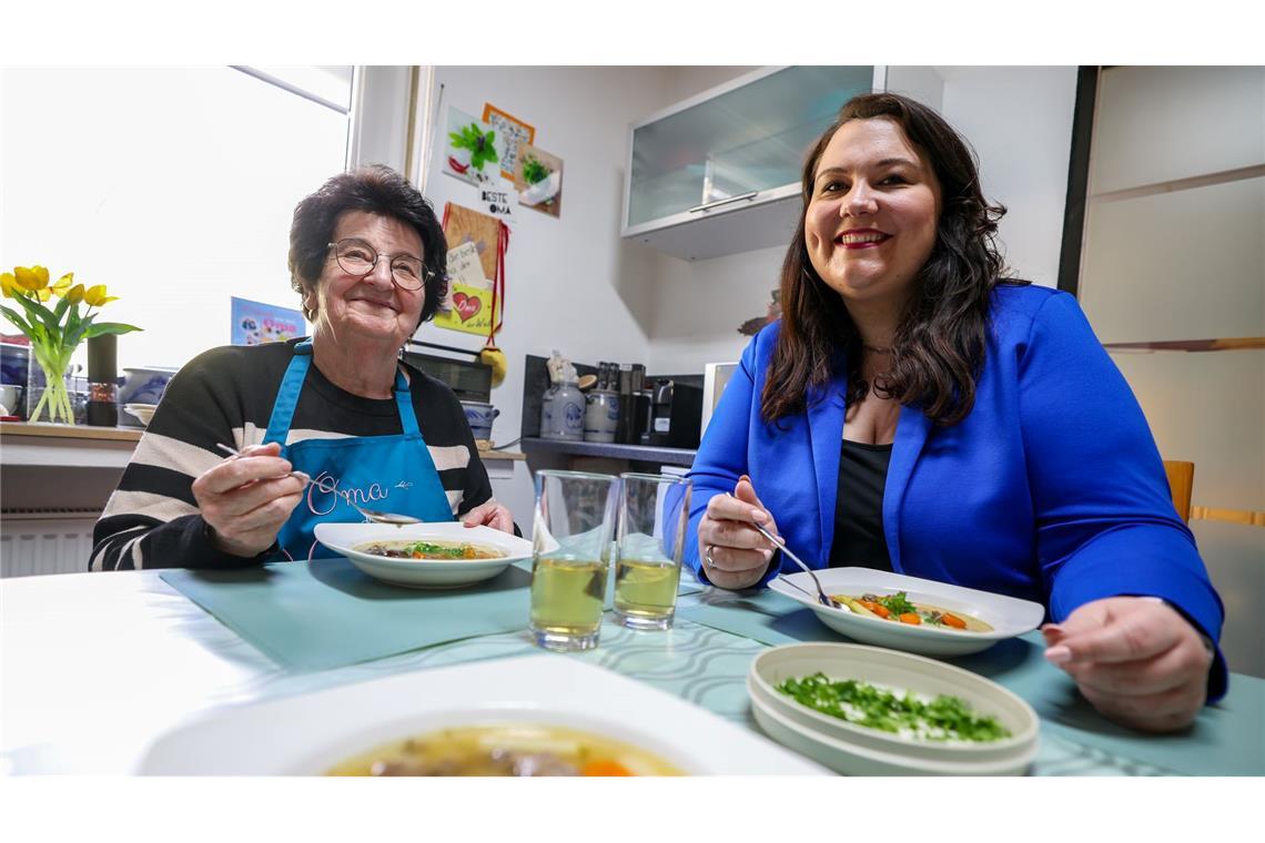 Oma Annemarie und ihre Enkelin Vanessa genießen die gemeinsame Zeit, die sie durch das Video-Projekt miteinander verbringen.
