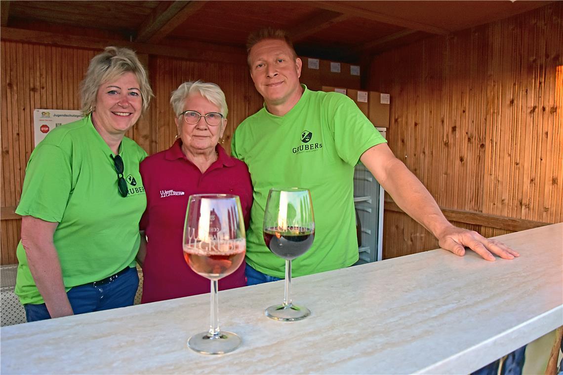 Oma Hedwig Wihofszki zwischen Winzer Jürgen Gruber und seiner Partnerin Antje.  ...