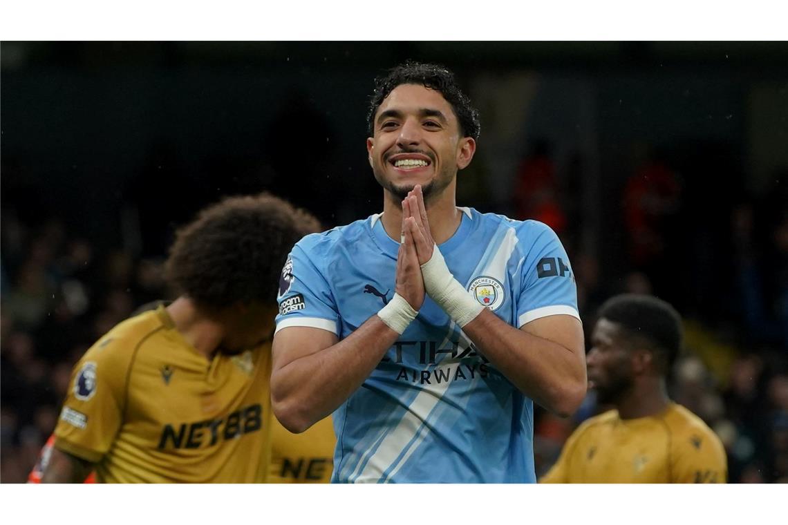 Omar Marmoush (r) von Manchester City freute sich über drei Punkte.