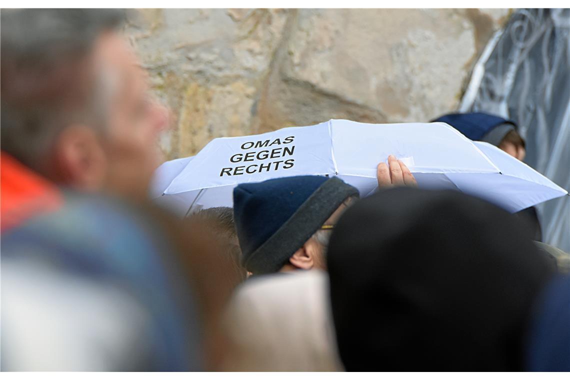 OMAS GEGEN RECHTS ist auf dem Schirm zu lesen. Demonstration und Kundgebung gege...