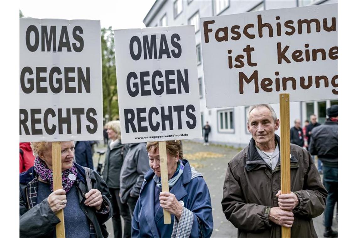 Bürger setzen Zeichen gegen Antisemitismus und rechte Gewalt „Omas gegen Rechts“ und „Faschismus ist keine Meinung“: Teilnehmer einer Demonstration in Hamburg halten Schilder in die Höhe. Foto: Axel Heimken/dpa