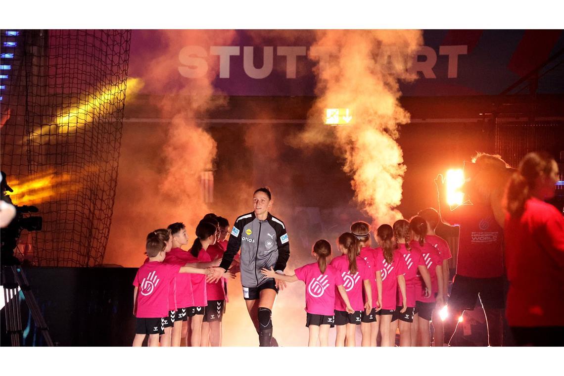 On fire: Xenia Smits läuft ein zum Eröffnungsspiel der Handball-WM.