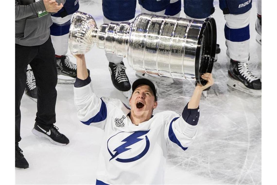 Ondrej Palat von Tampa Bay Lightning jubelt mit dem Stanley Cup. Foto: Jason Franson/The Canadian Press/AP/dpa