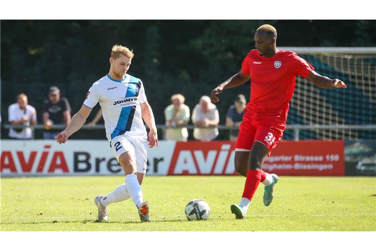 Onesi Kuengienda (re.) stürmt künftig für den FSV 08 Bietigheim-Bissingen.     
Foto: IMAGO/Julia Rahn