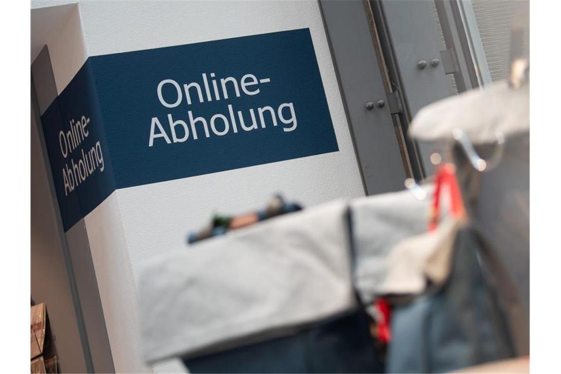 Handel: Politik soll das Abholen von Waren in Läden erlauben "Online-Abholung" bietet dieses Geschäft in Stuttgart. Foto: Sebastian Gollnow/dpa
