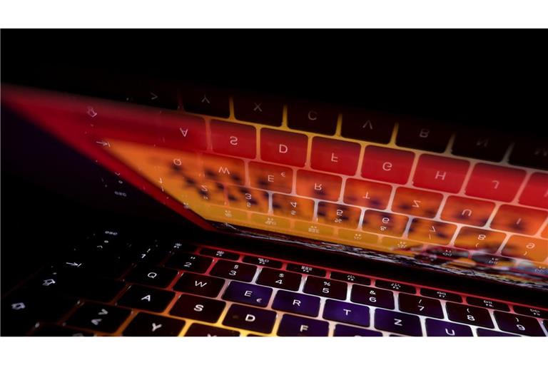 Online-Betrüger haben den Mann um mehr als 30.000 Euro gebracht. (Symbolbild)