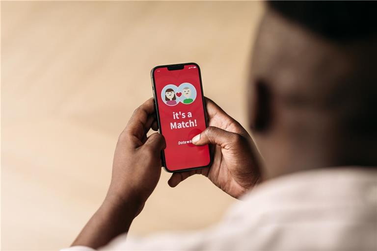 Online-Dating ist bei vielen Jugendlichen verpönt. Symbolfoto: Adobe Stock/Stocksy