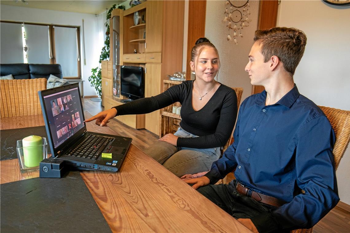 Online-Diskussion: Auch Heidi Kuntz und Lukas Heinle nutzen die Gelegenheit, den Bundestagskandidaten aus der Region via Laptop ihre Fragen zu stellen. Foto: A. Becher