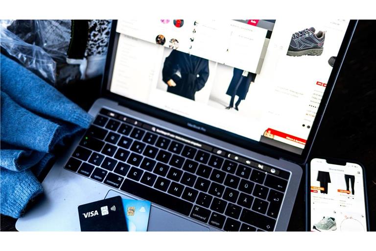 Online-Shopping: Viele häufen bei Zahlungsmethoden mit Aufschub Schulden an (Archivbild)