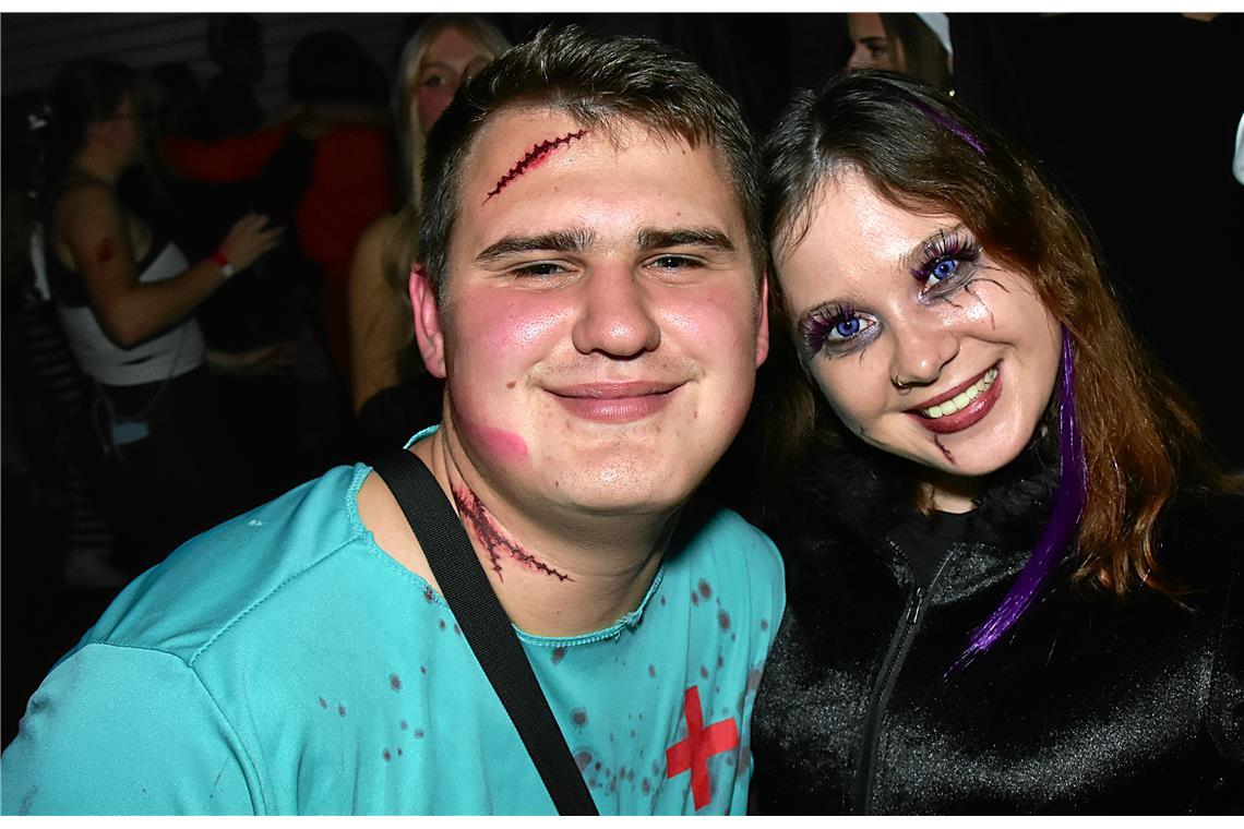 "OP-Mitarbeiter" Maxi mit seiner Begleitung. CLOUDSEVEN HALLOWEEN-Party in der G...