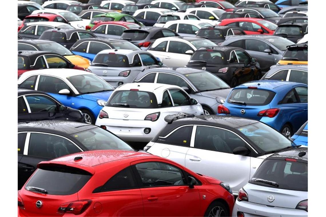 Lieber Abfindung als Wechsel: 1340 Arbeiter verlassen Opel Opel-Autos stehen vor dem Opelwerk in Eisenach. Foto: Martin Schutt