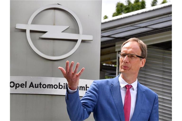 Opel-Chef Michael Lohscheller vor dem Opel-Werk im thüringischen Eisenach. Foto: Martin Schutt/dpa-Zentralbild/dpa