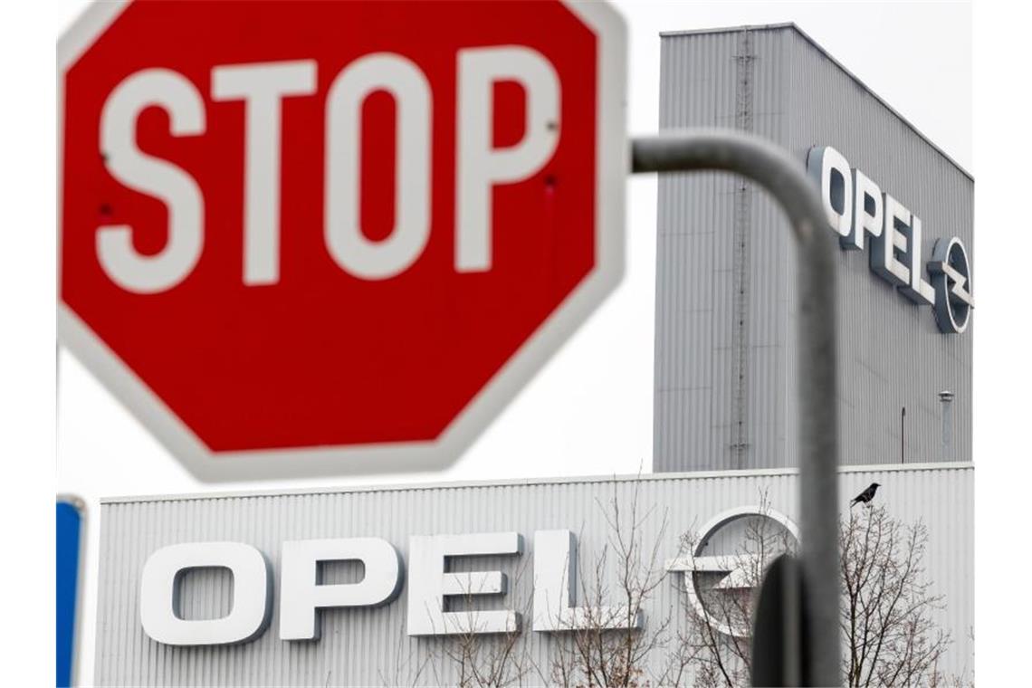 Opel schließt das Werk in Eisenach wegen fehlender Teile bis zum Jahresende. Foto: Michael Reichel/dpa