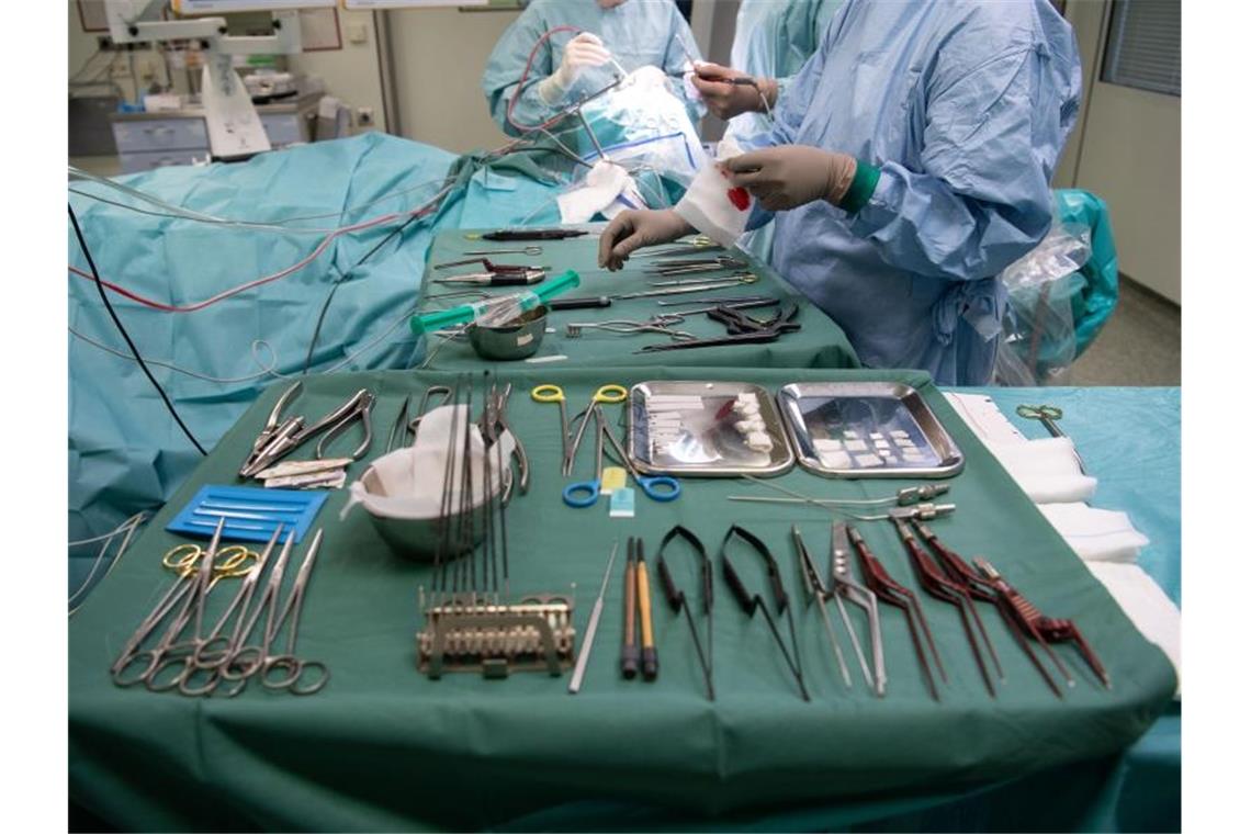Operationsbesteck liegt während einer Operation in einer Klinik auf einem Tisch. Foto: Marijan Murat/dpa/Archiv/Symbolbild