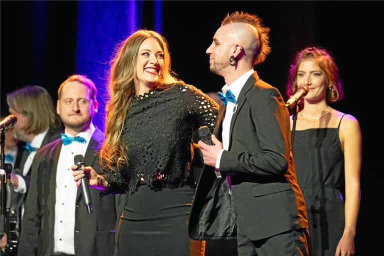 Opernsängerin Elisa Wehrle (Mitte) zusammen mit Katharina Weinbeer, Patrick Müller und Sascha Wasiliew (von rechts) von den Chickpeas. Foto: Alexander Becher